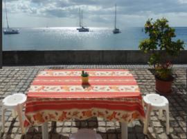 A picture of the hotel: Maison Pierrotine les pieds dans l'eau