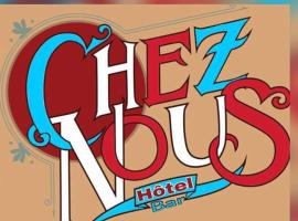होटल की एक तस्वीर: Chez-Nous Hotel and Bar