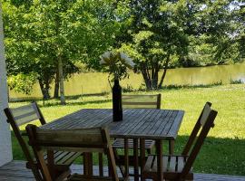 ホテル写真: Cottage privatif avec terrasse - bord de lac et forêt