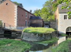 A picture of the hotel: Maison de campagne en pierre bleue-WIFI et parking