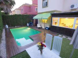 A picture of the hotel: 4 bedrooms villa with private pool enclosed garden and wifi at Tomares