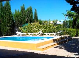 Foto di Hotel: 3 bedrooms villa with private pool enclosed garden and wifi at Chimeneas