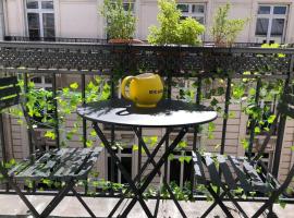 Hotel fotoğraf: Duplex avec balcon fleuri - Drouot Cadet