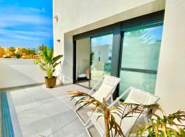 CHALET CON PISCINA PRIVADA EN LA URB. DE PUERTO REY, hotel em Los Amarguillos