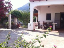 호텔 사진: Villa by the Vulcano - 55 mq plus large garden and patio