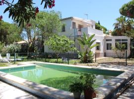 Hotel foto: Villa andaluza en zona Playa Barrosa con piscina y barbacoa