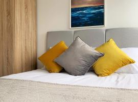 Hotel fotografie: 10x TOP FLOOR SERVICED APARTMENTS LONDON GATWICK CRAWLEY SUTHERLAND QUARTERS