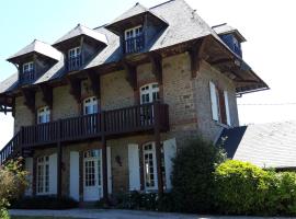 A picture of the hotel: LE CHALET SUISSE - Chambre aux fleurs