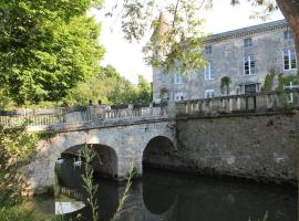 ホテル写真: Château atypique proche Bordeaux