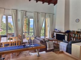 Ξενοδοχείο φωτογραφία: Gastouri Villa Pascalia with heated pool in October and views