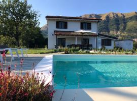 A picture of the hotel: 360 views, private infinity pool, Pisa, Lucca, Florence, large garden