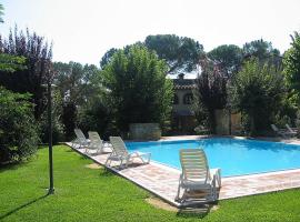 A picture of the hotel: Colle di Val d'Elsa Villa Sleeps 6 Pool