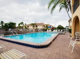 OYO Waterfront Hotel- Cape Coral Fort Myers, FL، فندق في كيب كورال