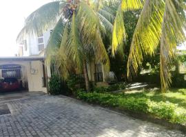 Hotel Foto: 2 bedrooms appartement with enclosed garden and wifi at Goodlands