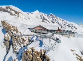 Foto di Hotel: Berggasthaus First - Only Accessible by Cable Car