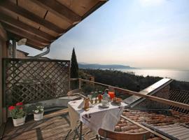 Hotel Foto: Betta - Newly Renovated Lake-View Terrace Apartment, Peaceful and Silent Surroundings