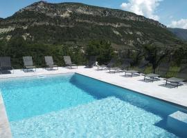 รูปภาพของโรงแรม: Le Mas des Fontettes, gite 14 personnes, piscine chauffée, propriété 5ha, barbecue