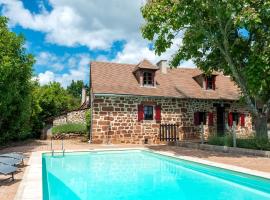 Hotel Foto: Beautiful holiday home with pool in Teillots