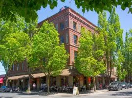 McMenamins Hotel Oregon