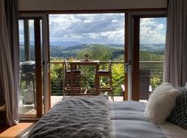 รูปภาพของโรงแรม: Callemondah Studio with stunning views, in Bangalow and Byron Hinterland