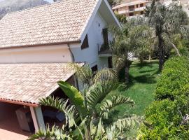 होटल की एक तस्वीर: Villa immersa nel verde