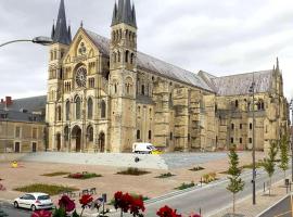 Фотография гостиницы: Appartement avec superbe vue sur la basilique Saint-Remi à Reims