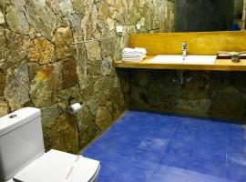รูปภาพของโรงแรม: Kandy Villa with swim pool Lespri