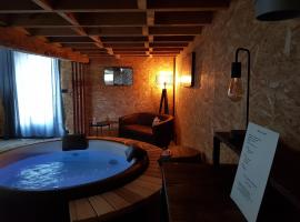 Fotos de Hotel: Au Soleil Vert - Chambre de charme avec spa et sauna privés