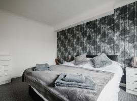 Hotel kuvat: Hullidays - 'Old School Penthouse' Trinity Square