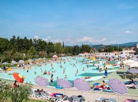 Foto di Hotel: Locazione Turistica Camping Cisano Happy Premium - BDL503