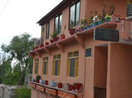 High Cliff Guest House, hotel v destinaci Khaplu