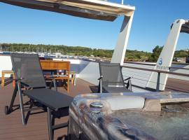 Hausboot - Floating House Sofia, hotel en Pula