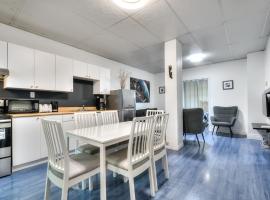 Hotel kuvat: 100 METERS to SUBWAY - Montcalm condos