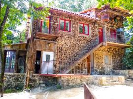 Fotos de Hotel: Eco-logis 14pers - Domaine des Loubières