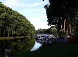 Hotel Foto: T3 patio sur le canal du midi