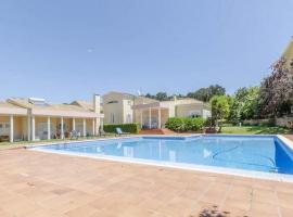 Hotel Foto: Villa with a private lake, a garden and a swimming pool, Portugal