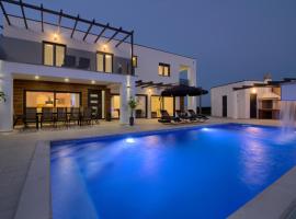 Marčana में, होटल Luxury Villa with extra heated pool with hydromassage, biliard near town center and beach by WiiBuk
