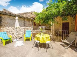 호텔 사진: Charming Holiday Home with terrace in Gard