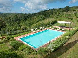 Hotel fotografie: Fornoli Villa Sleeps 12 with Pool