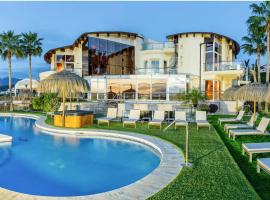 Foto di Hotel: une villa proche des plages pour 12 personnes