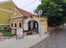 A picture of the hotel: KisKorona Étterem és Panzió