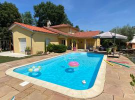 Hotel fotografie: Chambres dans villa avec piscine