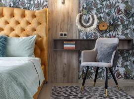 Hotel Photo: Studio apartment on Golovatskogo