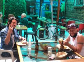 Blue House Youth Hostel, hotel v destinaci Quito