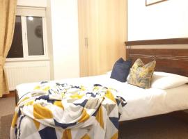 Hotel Photo: Cosy double Room, 15minutes from Airport, 4