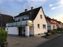 Hotel fotoğraf: Ferienwohnung „Im Kleinen Löök“ - DG - 2 Zimmer - Balkon - Boxspringbett - 2 TV