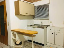 Fotos de Hotel: Biete ruhige Zwei-Zimmer Souterrain-Wohnung
