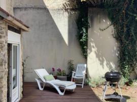 Hotel Photo: Maison a25 min de st germain en laye Avec jardin équipe et wifi gratuit