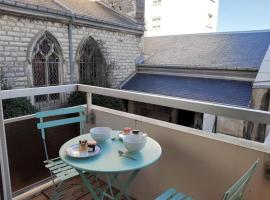 A picture of the hotel: Appartement Biarritz, 1 pièce, 2 personnes - FR-1-239-500