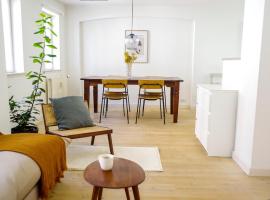 Fotos de Hotel: Bright apartment next to the King's Garden